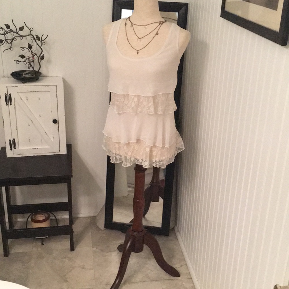 Layered lace sleeveless blouse